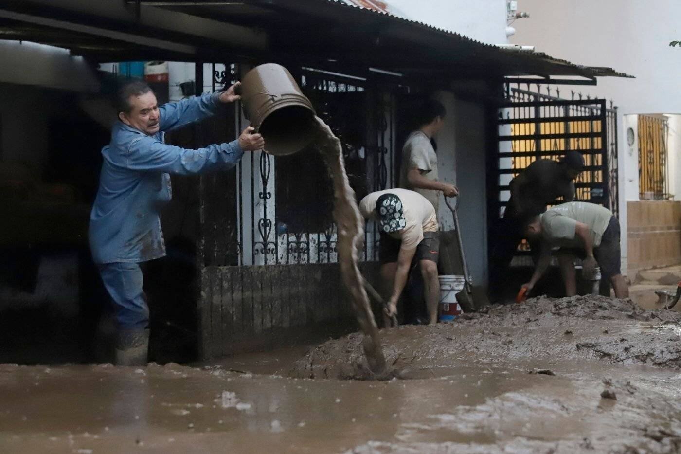 Résidents d'une zone touchée par de fortes pluies