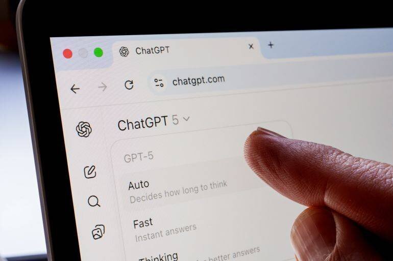 Sélecteur du modèle ChatGPT 5 affiché sur un écran d'ordinateur portable, montrant Auto, Fast et Thinking modes.