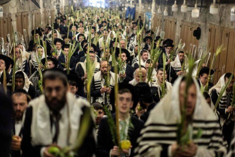 Colons présentant des offrandes végétales à la porte des Cuirs