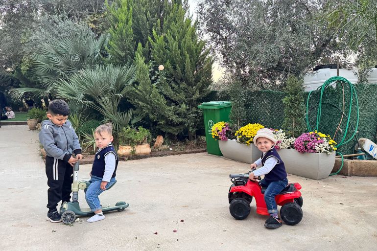 Enfants de la famille Hamed jouant dans la cour de leur maison à Qalandia