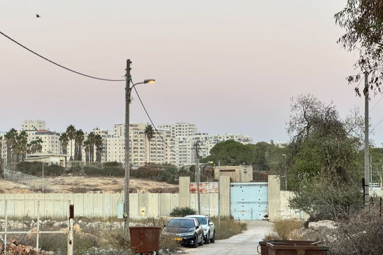 Le mur de séparation à Qalandia, divisant le village en deux