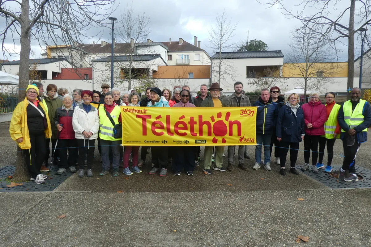 Participants lors de la marche Téléthon à Moulins le long de l’Allier