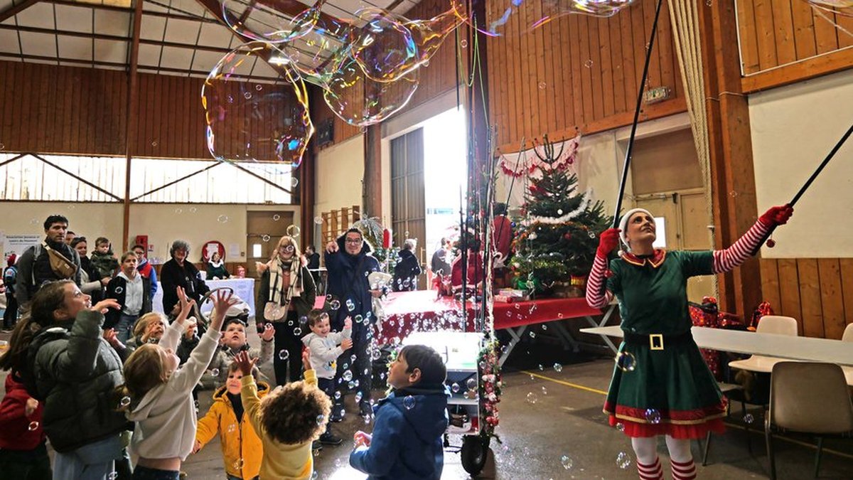 Marché de Noël à Pins-Justaret, stands et visiteurs