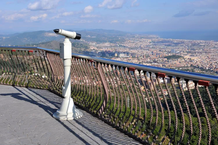 23. Contempler la vue depuis Tibidabo