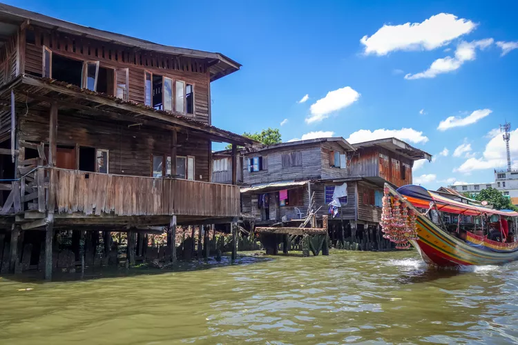 18. Naviguez sur les klongs dans un bateau longtail