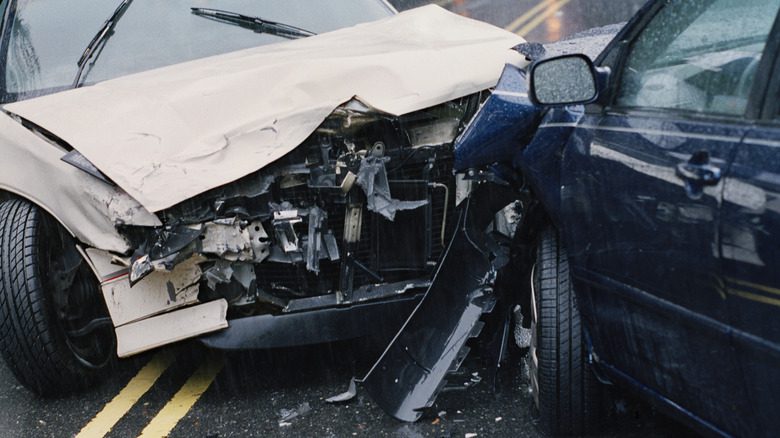 Deux voitures endommagées par un accident