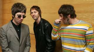 Noel Gallagher, Andy Bell et Liam Gallagher lors d'un photocall à Hong Kong