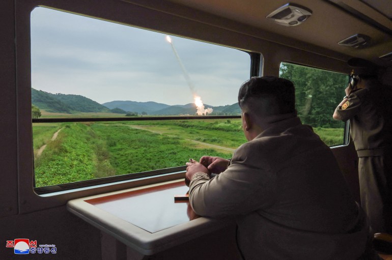 Kim inspecte le tir d'essai d'un nouveau lance-roquettes multiple de 600 mm