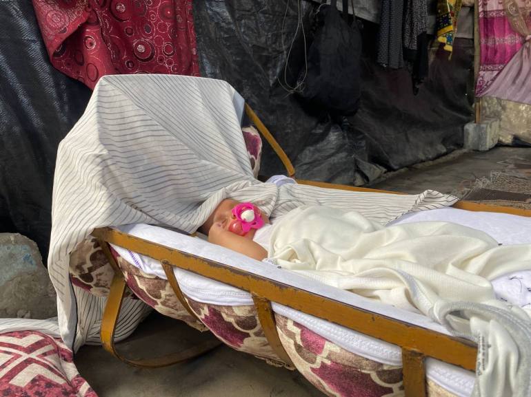 Un nourrisson dormant dans l'une des tentes des déplacés à Jabalia, au nord de Gaza