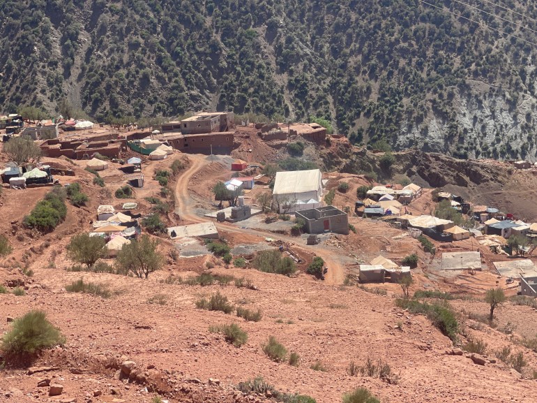 Des tentes dispersées dans le village de Tinzert, attendant la construction de maisons conformes aux normes sismiques.
