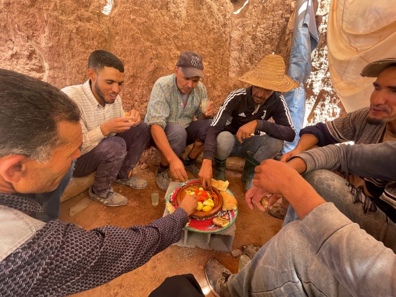 Les habitants de Tinzert nous ont accueillis avec un repas simple mais savoureux.