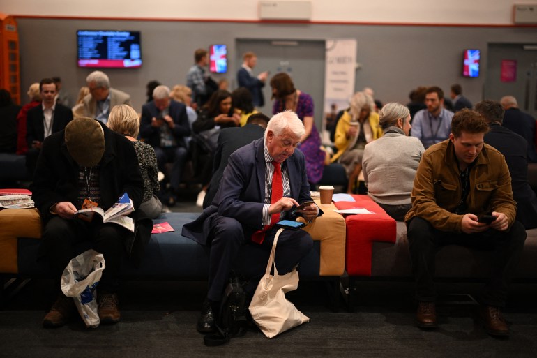 Participants prennent une pause lors du congrès du Parti travailliste à Liverpool.