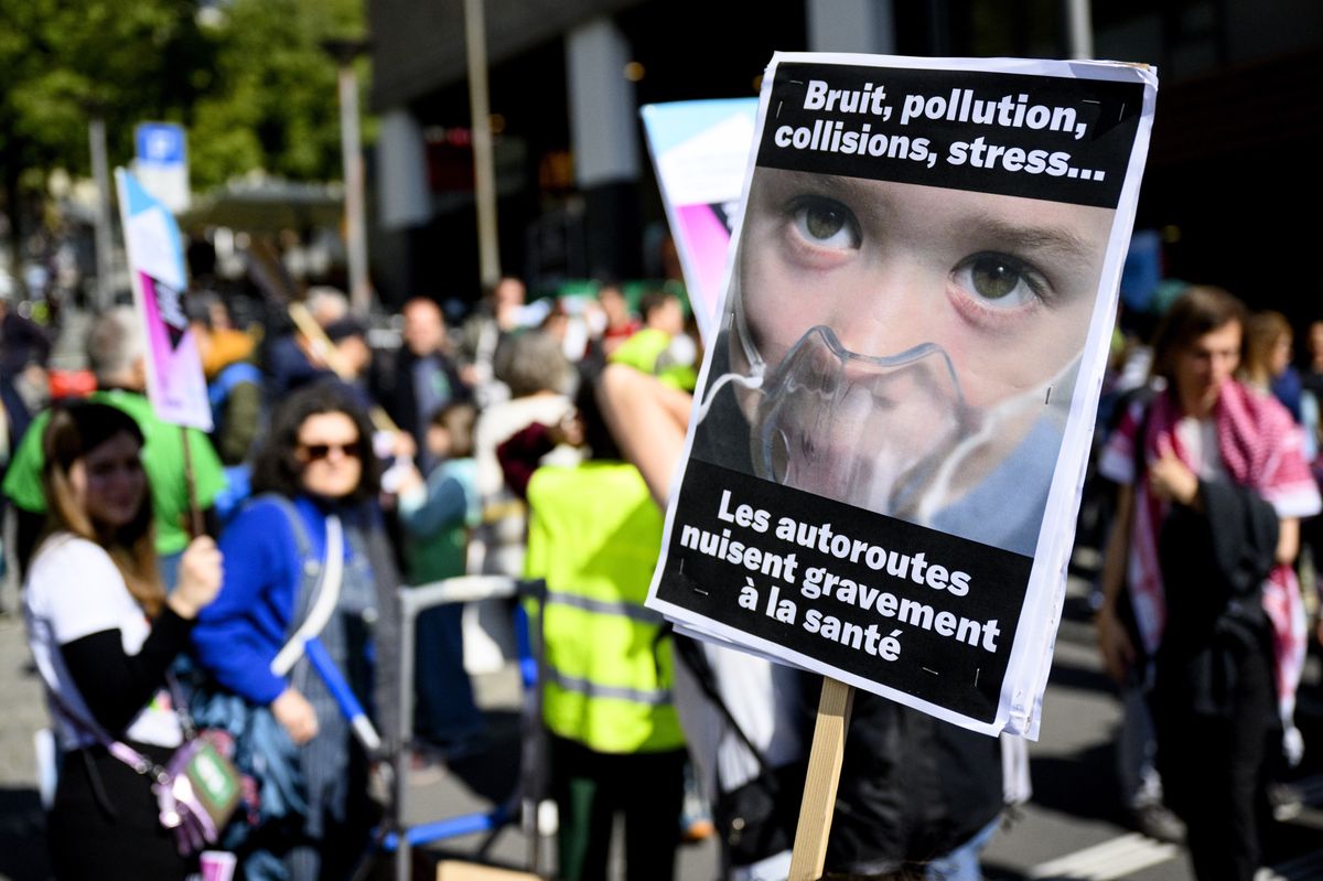 Manifestation contre les projets d'extensions d'autoroutes à Lausanne.