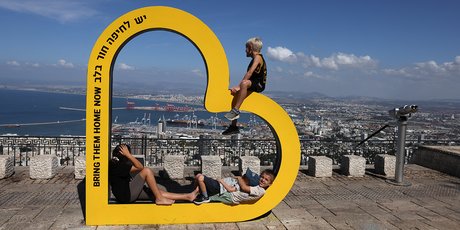 « Ramenez-les à la maison maintenant » : une installation à Haïfa (Entité sioniste) appelle à la libération des otages du Hamas à Gaza.