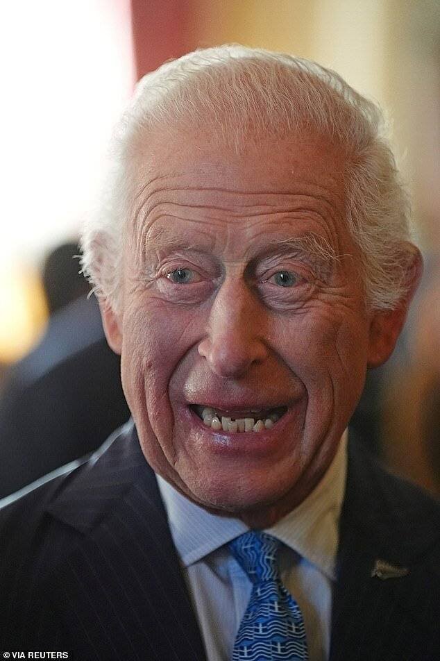 Le roi Charles a été encouragé à ralentir par sa femme et ses conseillers.