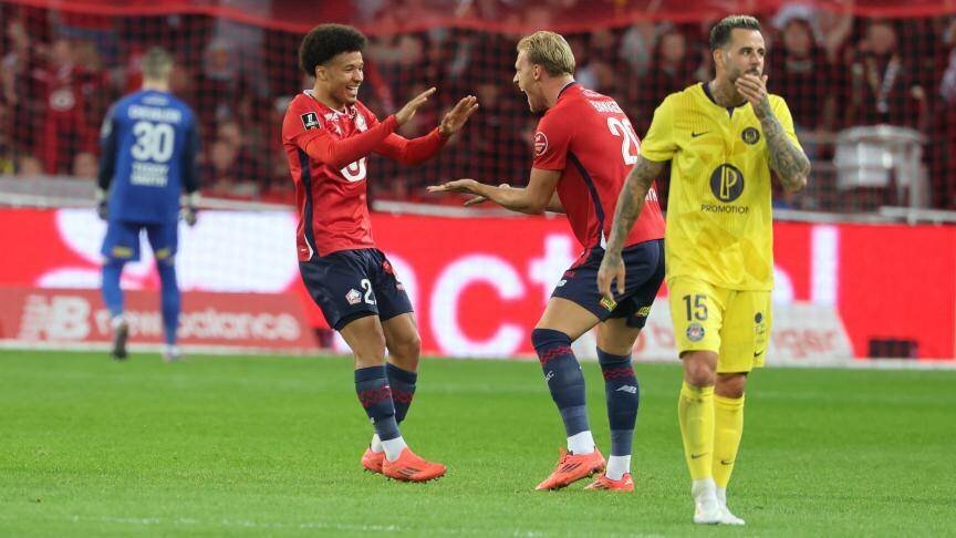 Les deux buteurs, Angel Gomes et Mitchel Bakker, à la fête ce samedi soir. Photo Florent Moreau