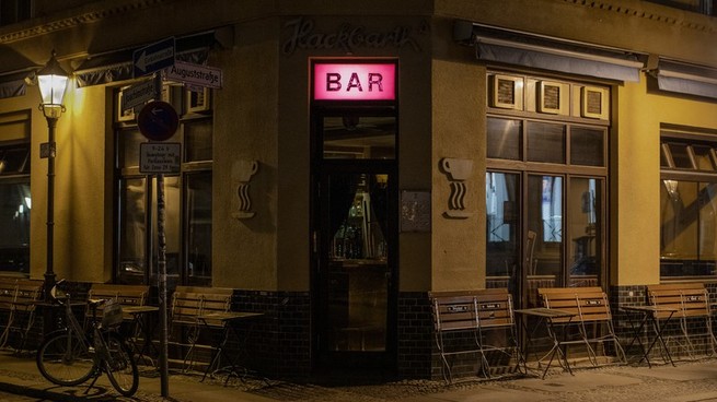 Une photo d'un bar la nuit
