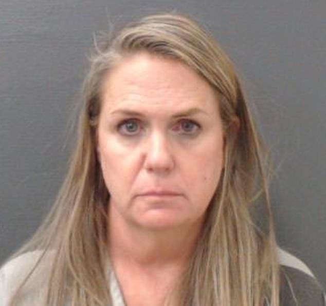 Jennifer Massey, 51, a été arrêtée pour abus sexuel sur un élève