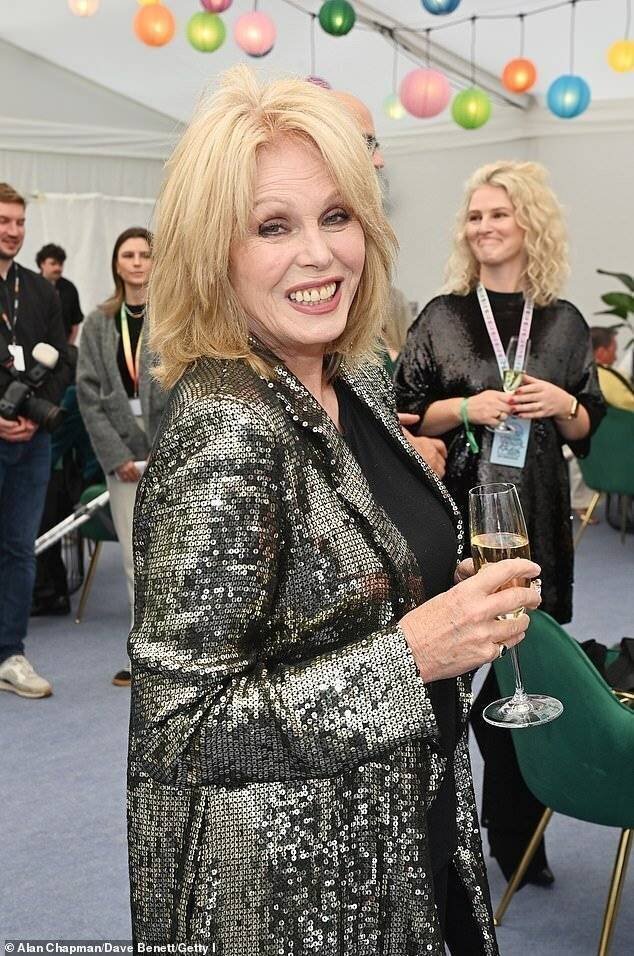 Joanna Lumley se souvient d'une critique négative du Times sur la série.