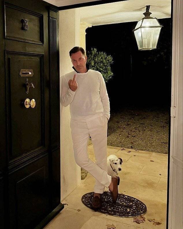 Alexander Kraft est arrivé à son manoir en Provence, France, pour découvrir qu'il avait été cambriolé et saccagé.