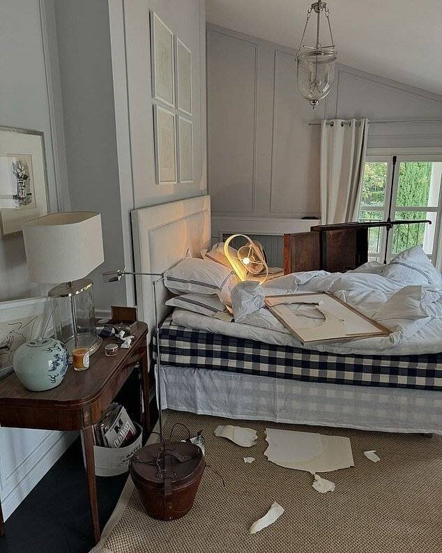 Une image brisée laissée sur le lit, d'autres meubles ont également été endommagés.