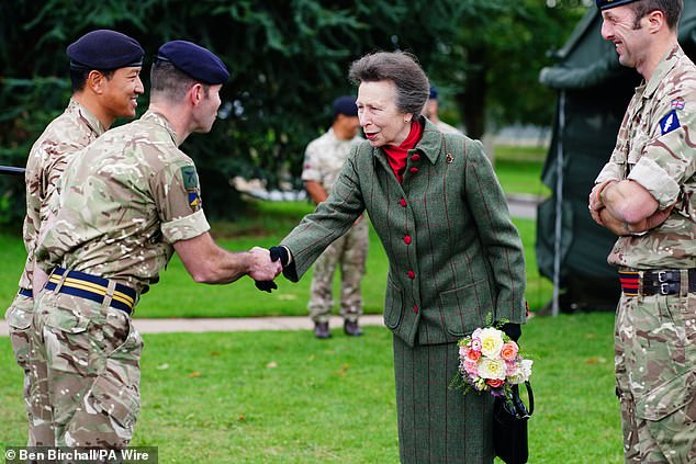 La princesse Anne, 74 ans, et son mari Sir Tim Laurence, 69 ans, étaient sur le site pour un événement caritatif