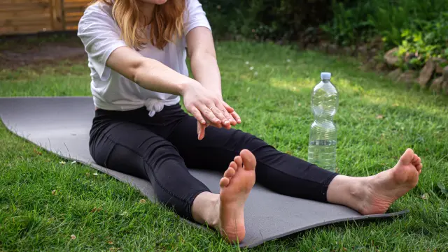 Une femme jeune faisant l'exercice roll-up