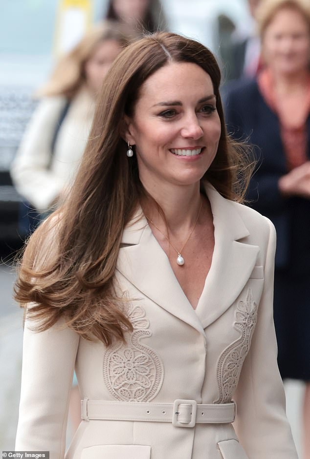 Kate Middleton avec un collier en perles de Monica Vinader