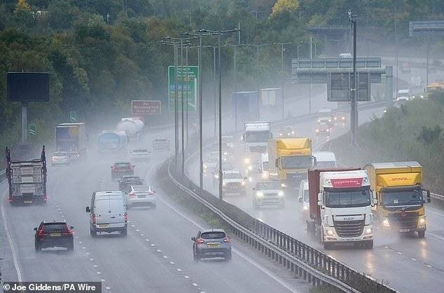 Averse torrentielle sur le A14 près de Kettering, Northamptonshire