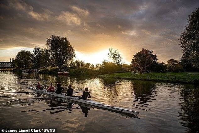 Calme matinal avant les tempêtes sur la rivière Cam à Cambridge