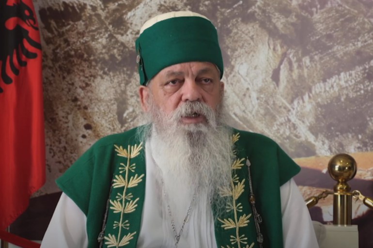 Papa Mendi, le leader des bektachis, se prépare à devenir le président du nouvel État.