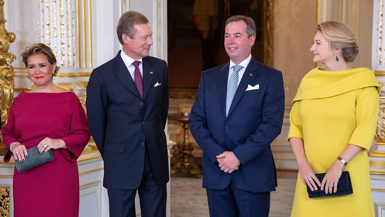 Prinz Guillaume, neben seiner Mutter, Großherzogin Maria Teresa, seinem Vater, Großherzog Henri, et sa femme, Prinzessin Stephanie.
