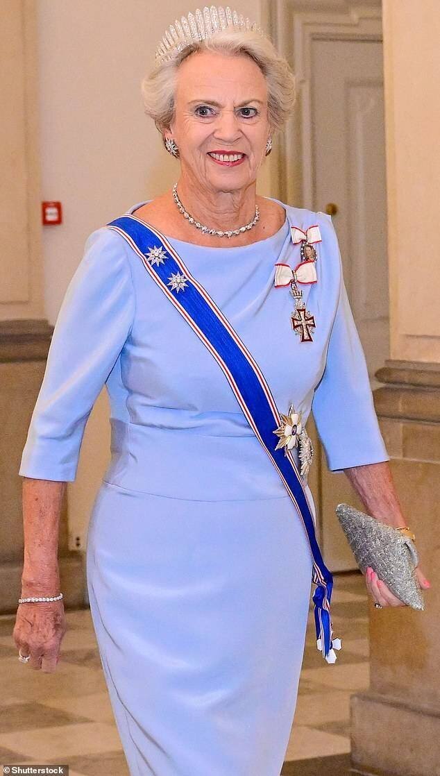 La princesse Benedikte en robe bleu lavande