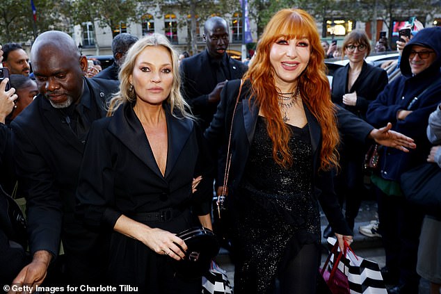 Kate Moss durant une sortie shopping à Paris avec Charlotte Tilbury