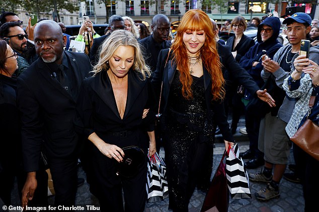 Kate Moss et Charlotte Tilbury devant le magasin Sephora