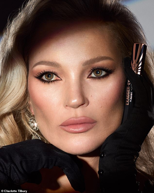 Kate Moss durant une campagne pour Charlotte Tilbury