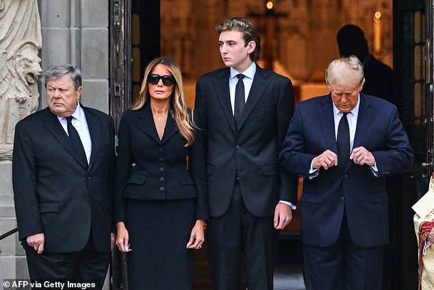 Melania Trump, son père Victor Knavs, son fils Barron et Donald Trump à l'enterrement de sa mère