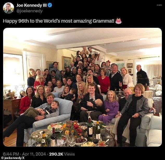 Ethel Kennedy célébrant son 96ème anniversaire avec sa famille.