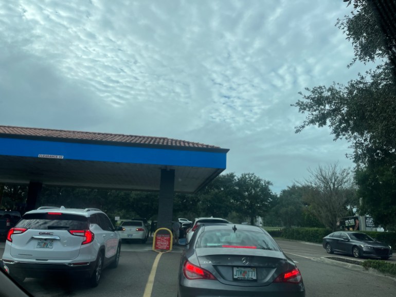 Afflux devant les stations-service en Floride avant l'ouragan Milton