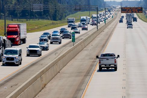 Autokarawane aus Florida auf der Flucht vor »Milton«