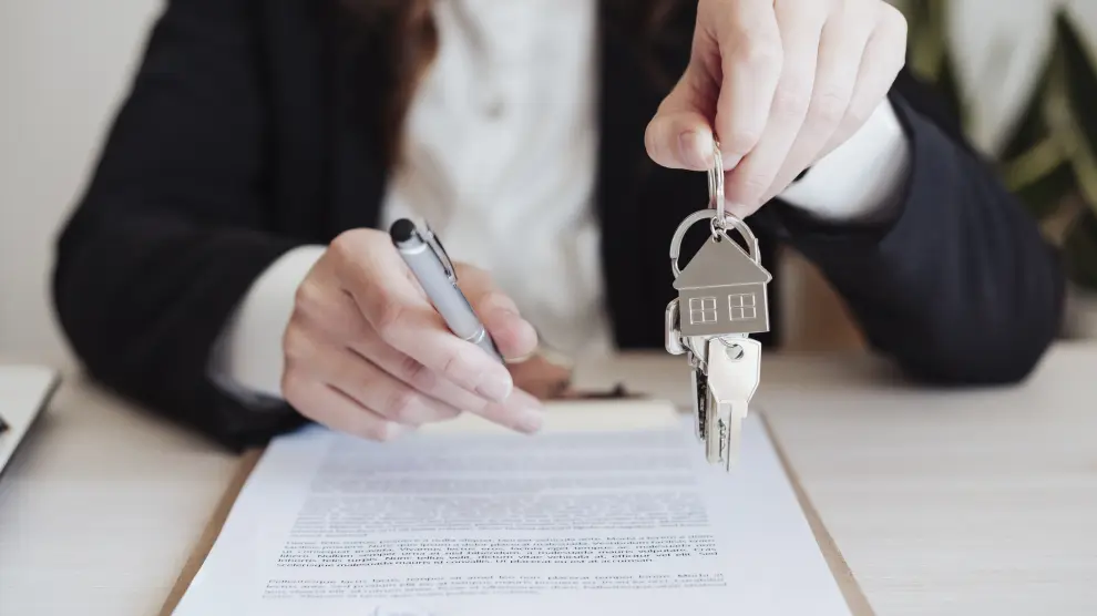 Firma de un contrato de alquiler de vivienda.