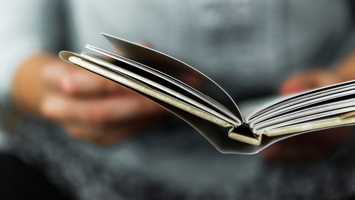 Femme lisant un livre