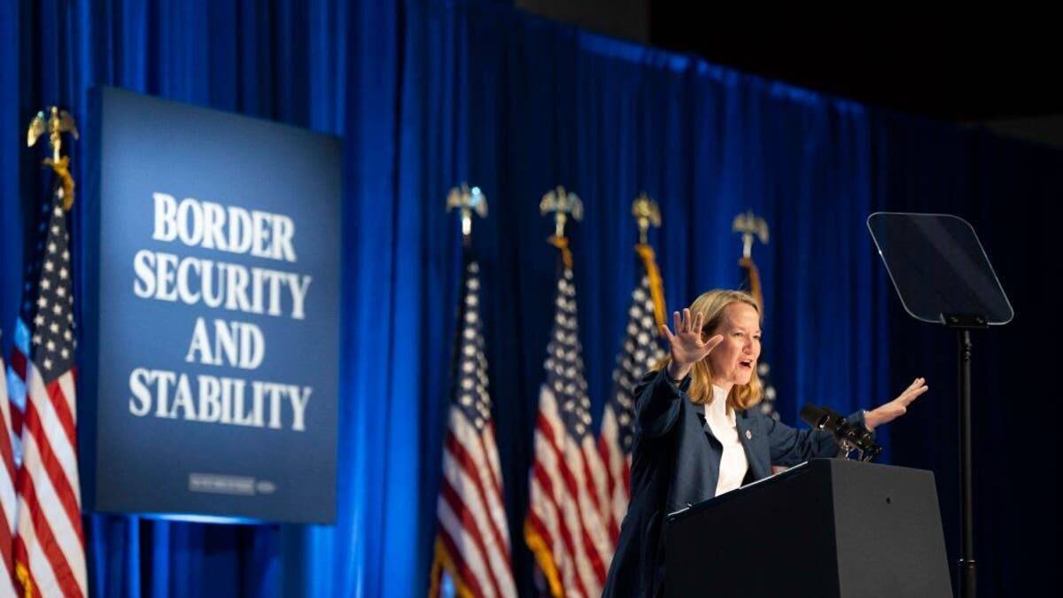 Kris Mayes lors d'un rassemblement