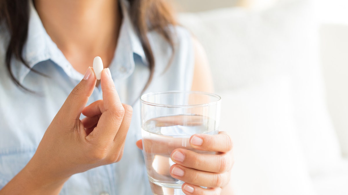 Femme prenant des médicaments