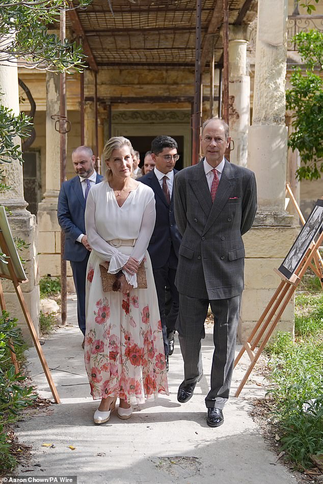 Duchesse Sophie dans une élégante robe à motifs de coquelicots rouges