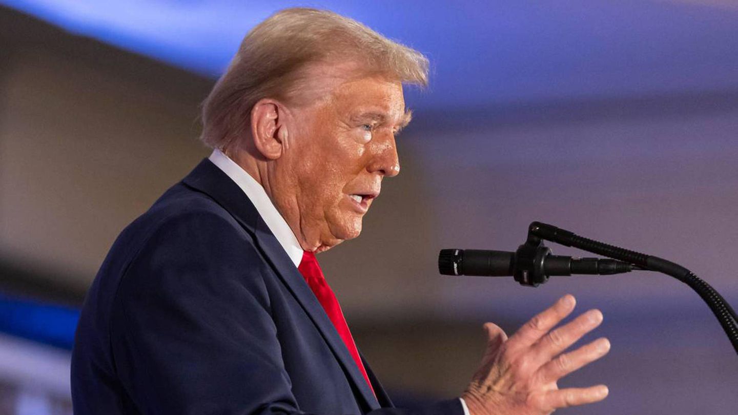 Donald Trump gesticulant à un pupitre