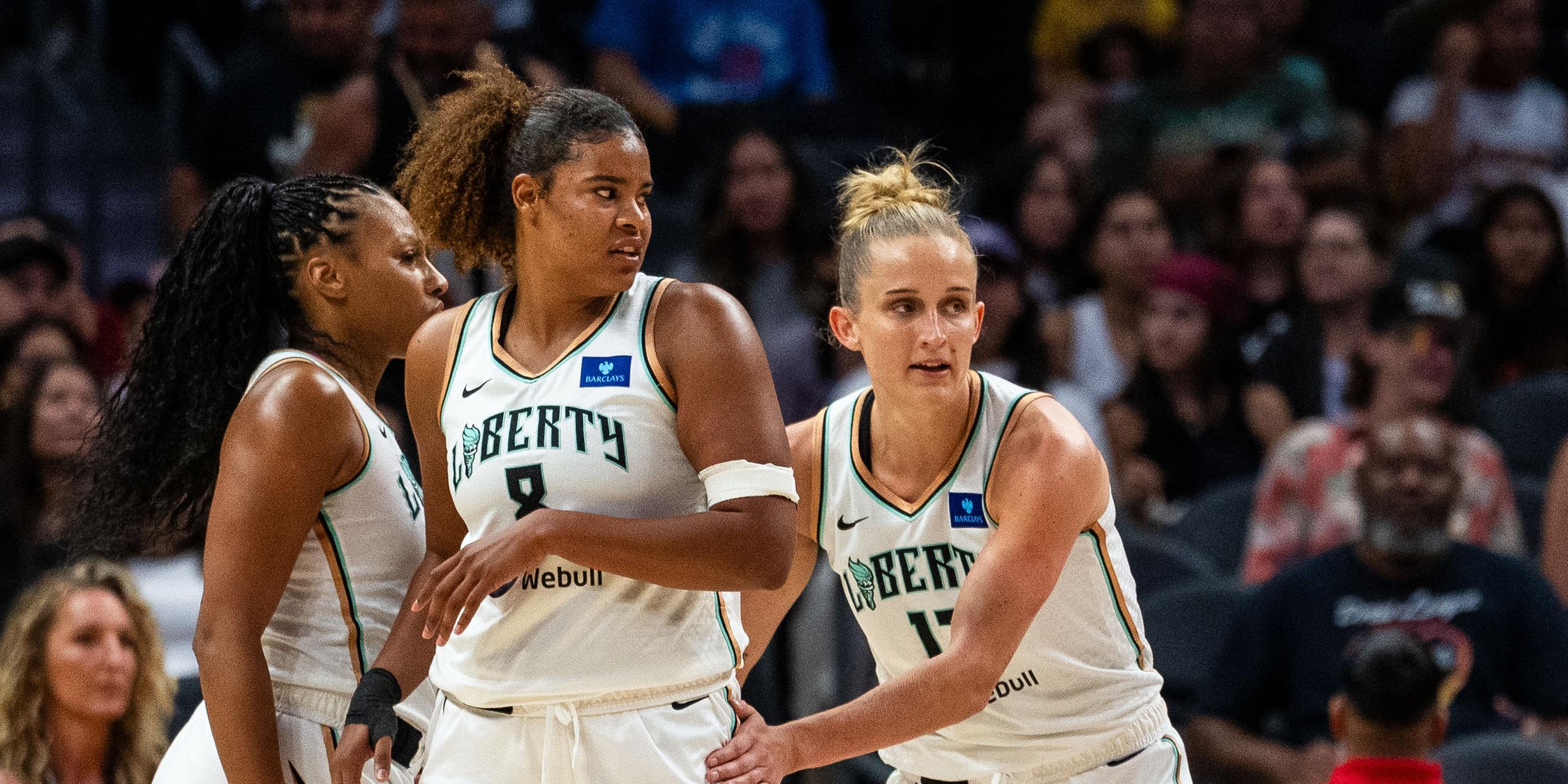 Leonie Fiebich et Nyara Sabally en action.