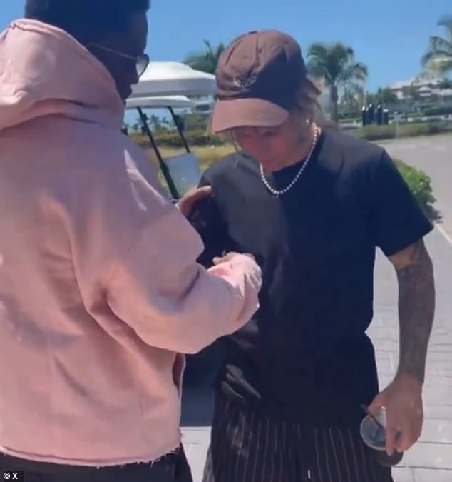 Diddy et Justin se faisant un câlin