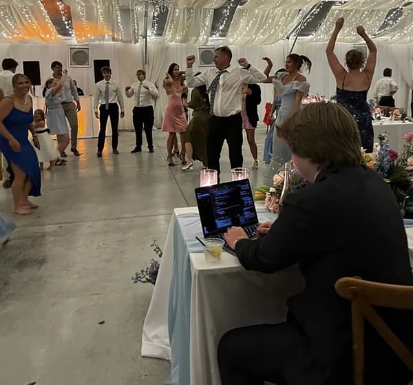 Un entrepreneur sort son ordinateur lors de son mariage.