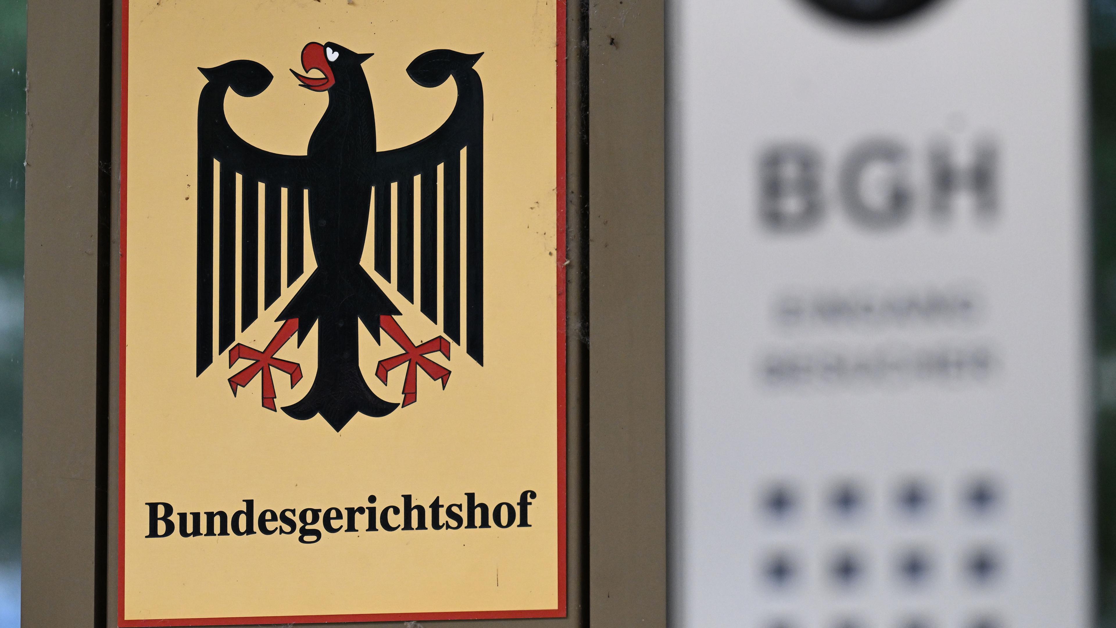 Baden-Württemberg, Karlsruhe: Un panneau avec l'aigle fédéral et l'inscription Bundesgerichtshof devant le Bundesgerichtshof (BGH).